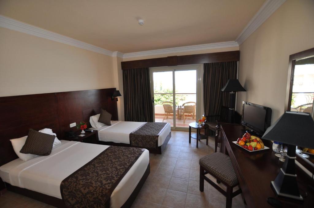 Двухместный (Двухместный номер Делюкс с 1 кроватью или 2 отдельными кроватями) курортного отеля Royal Brayka Beach Resort, Абу-Дабаб