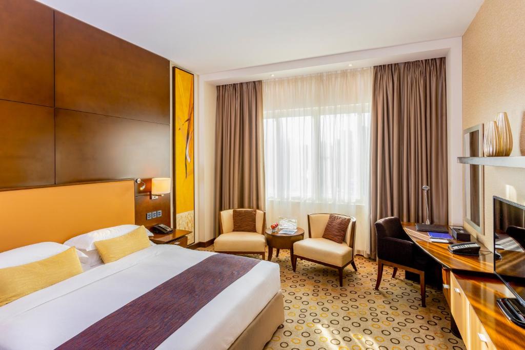 Двухместный (Улучшенный номер с кроватью размера «king-size» — Скидка 20% на еду, напитки и услуги спа-центра. Доступ в сауну и паровую баню) отеля Asiana Hotel Dubai, Дубай