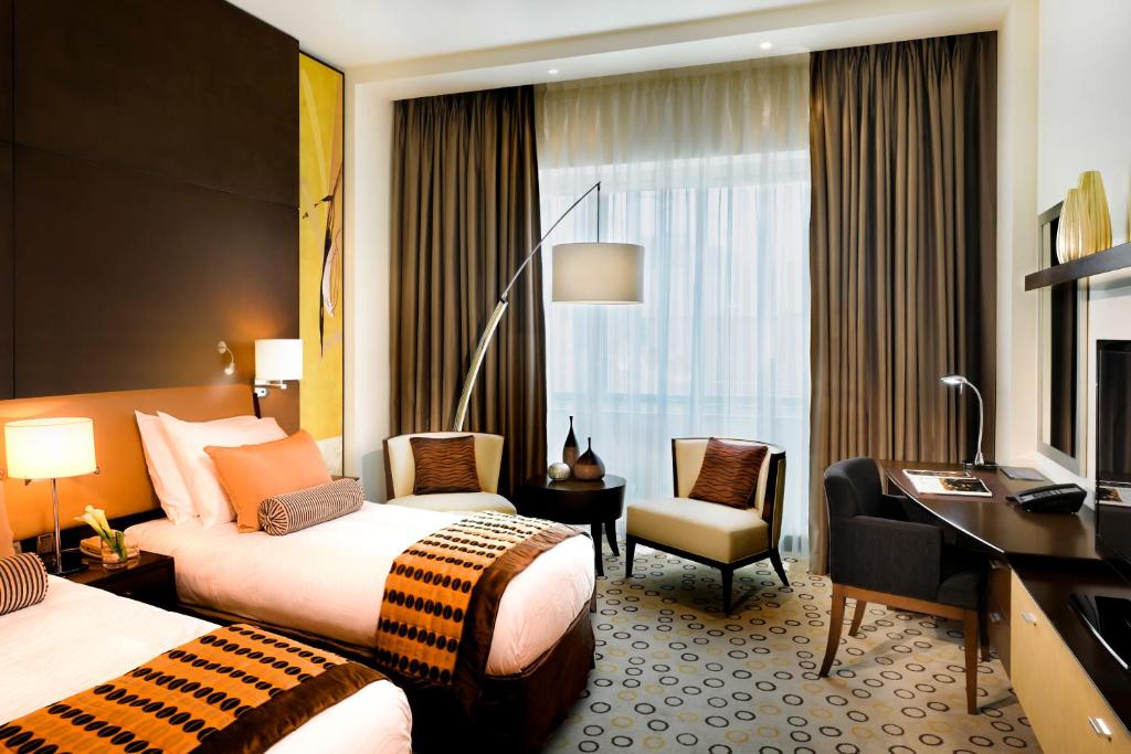 Двухместный (Улучшенный двухместный номер с 2 отдельными кроватями — Скидка 20% на еду, напитки и услуги спа-центра. Доступ в сауну и паровую баню) отеля Asiana Hotel Dubai, Дубай