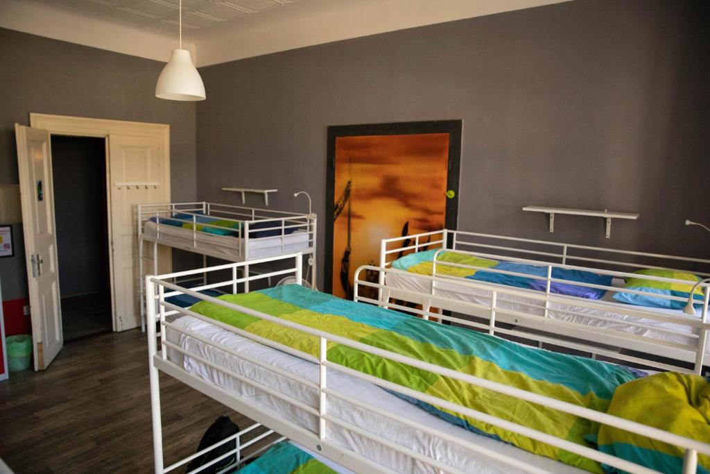Номер (Кровать в общем номере для мужчин и женщин с 10 кроватями) хостела One Home, Прага