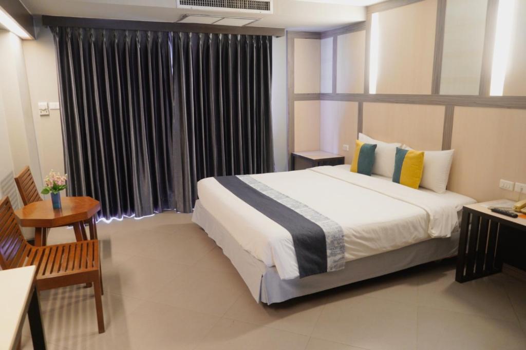 Двухместный (Улучшенный двухместный номер с 1 кроватью или 2 отдельными кроватями) отеля Sea Breeze Jomtien Resort, Паттайя