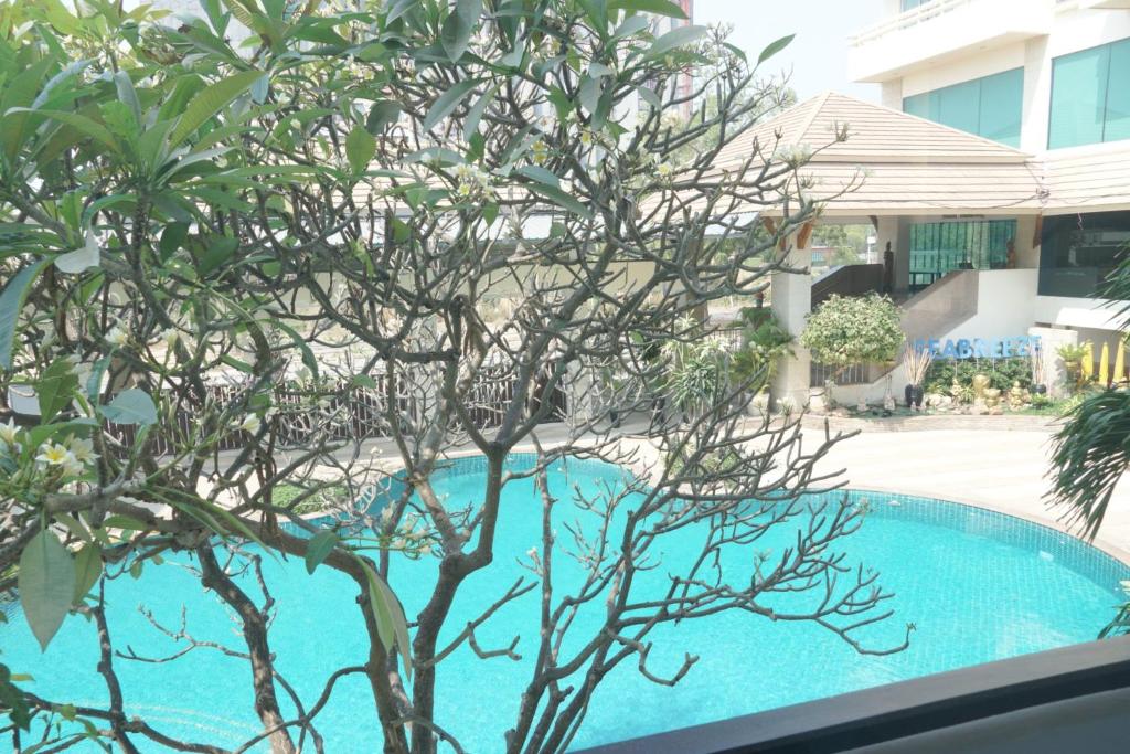 Двухместный (Улучшенный двухместный номер с 1 кроватью или 2 отдельными кроватями, вид на бассейн) отеля Sea Breeze Jomtien Resort, Паттайя