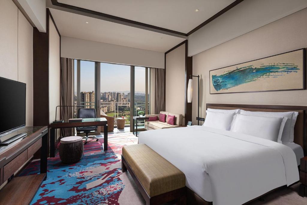 Трехместный (Premium King Room with Balcony and Golf View) отеля Crowne Plaza Chongqing New North Zone, Чунцин
