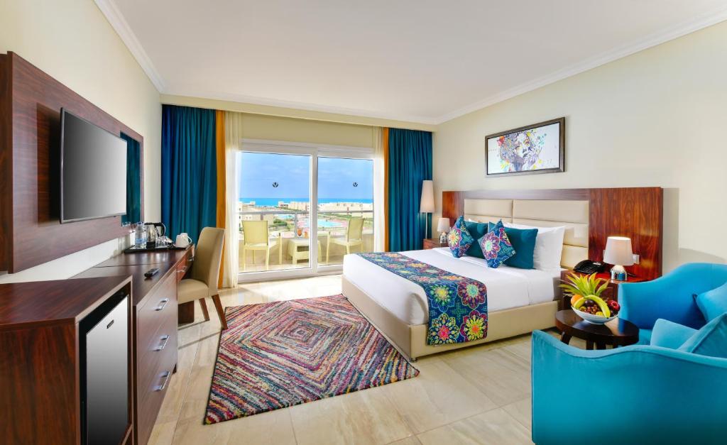 Двухместный (Номер Делюкс, вид на море и бассейн) курортного отеля Tolip North Coast Hotel, Эль-Аламейн