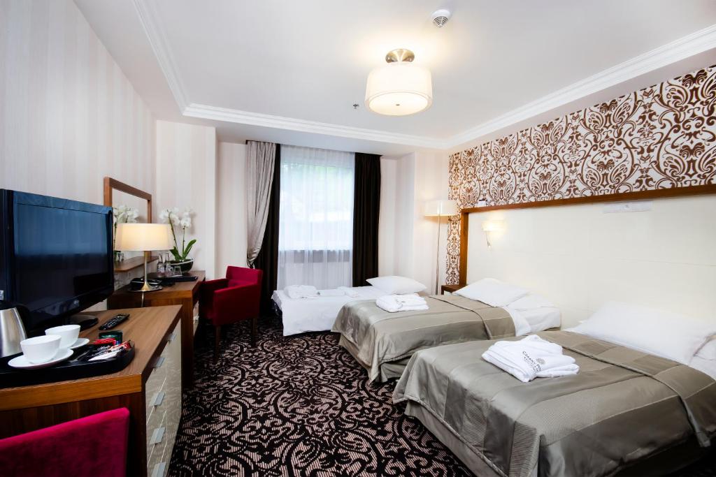 Двухместный (Двухместный номер с двуспальной кроватью и дополнительной кроватью) отеля Hotel Czarny Potok Resort SPA & Conference, Крыница