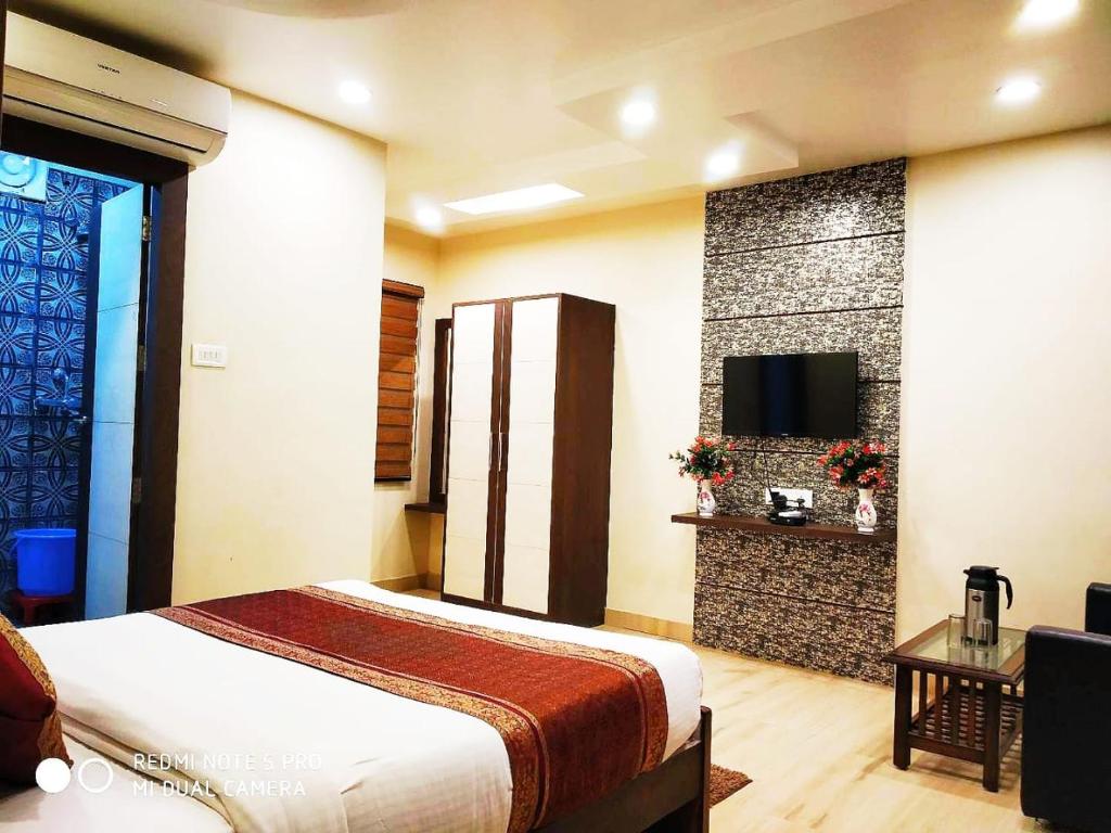 Двухместный (Двухместный номер Делюкс с 1 кроватью) отеля Hotel Aadesh Palace, Варанаси