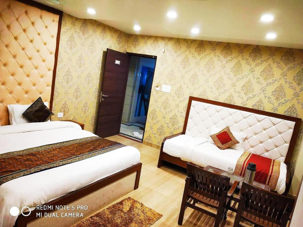 Трехместный (Классический трехместный номер) отеля Hotel Aadesh Palace, Варанаси