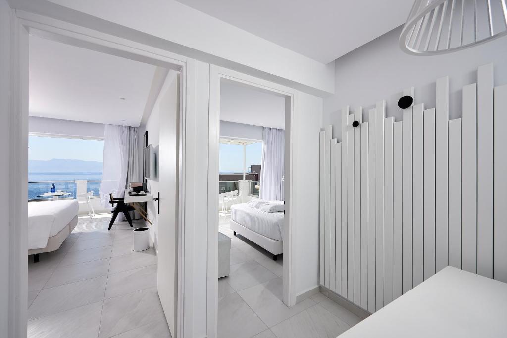 Сьюит (Семейный суперлюкс с 2 спальнями и видом на море (для 2 взрослых и 2 детей)) курортного отеля Dimitra Beach Resort, Агиос-Фокас