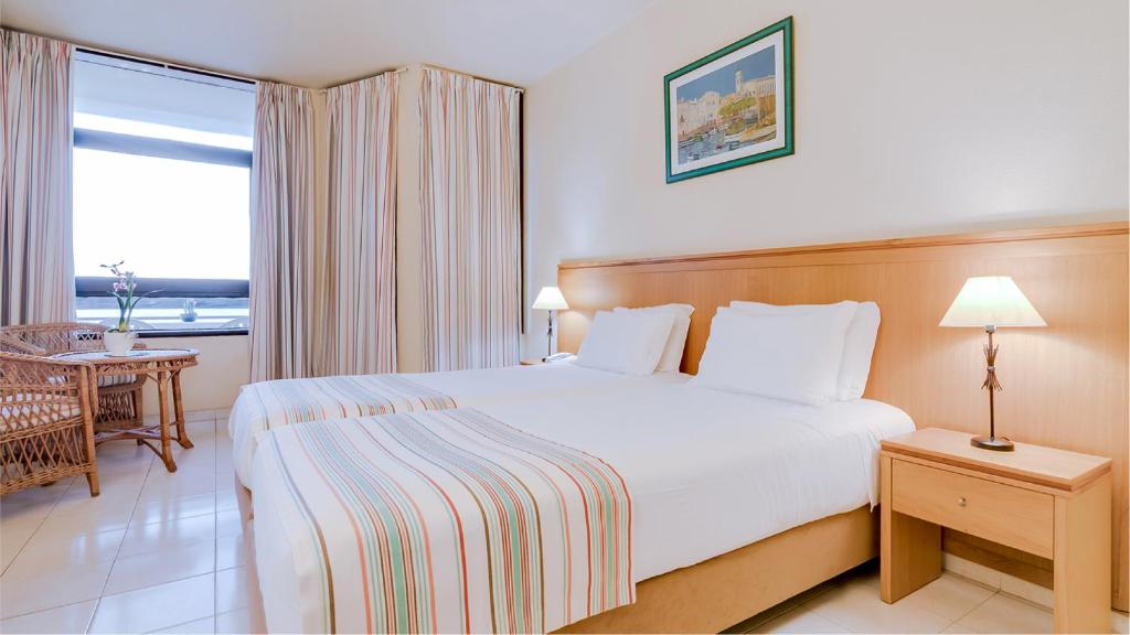 Двухместный (Двухместный номер с 2 отдельными кроватями (для 2 взрослых и 2 детей)) отеля Auramar Beach Resort, Албуфейра