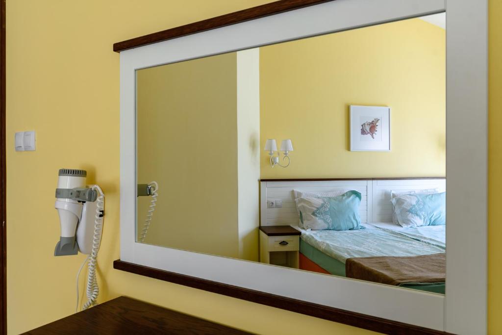Двухместный (Двухместный номер с 1 кроватью или 2 отдельными кроватями и балконом) отеля Family Hotel Evridika, Несебыр