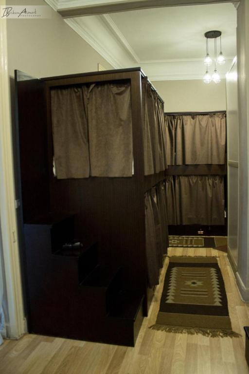 Номер (Спальное место на двухъярусной кровати в общем номере для мужчин и женщин (кроме египтян и жителей других арабских стран)) хостела Heritage Hostel Cairo, Каир