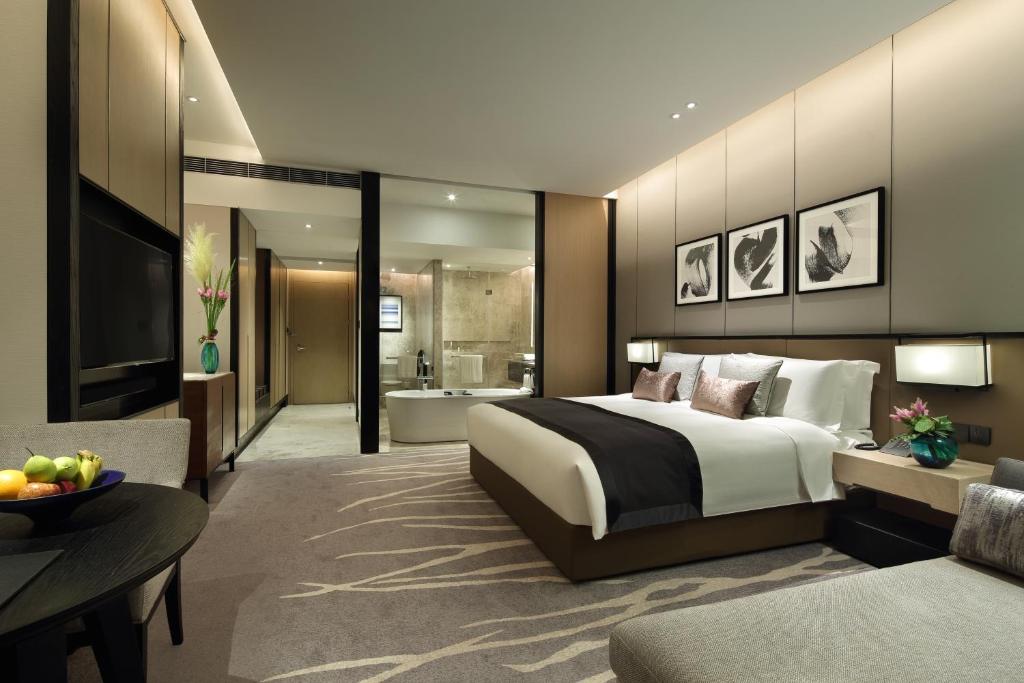 Двухместный (1 King Bed Premium Lounge Access) отеля InterContinental Shanghai NECC, Шанхай