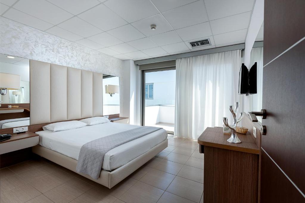 Двухместный (Двухместный номер с 1 кроватью или 2 отдельными кроватями и частичным видом на море) отеля Royal Bay, Кефалос