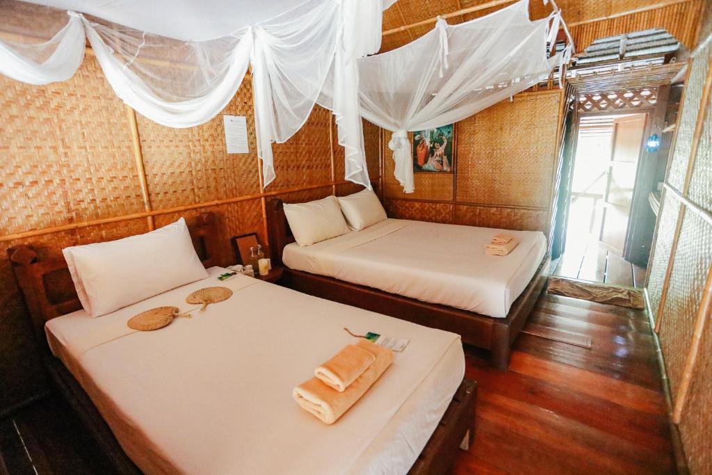 Трехместный (Трехместный номер «Рафтинг») отеля River Kwai Jungle Rafts, Канчанабури
