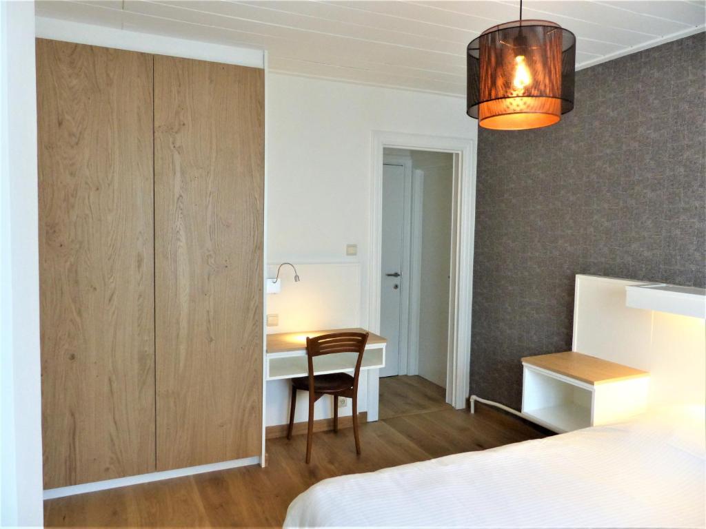 Двухместный (Двухместный номер с 1 кроватью и ванной) отеля Hotel Du Midi, Ла-Рош-ан-Арден