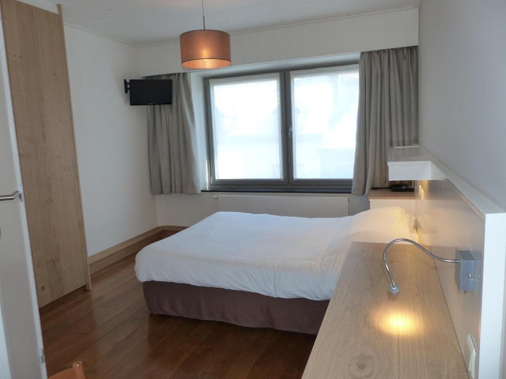 Двухместный (Двухместный номер с 1 кроватью и душем) отеля Hotel Du Midi, Ла-Рош-ан-Арден