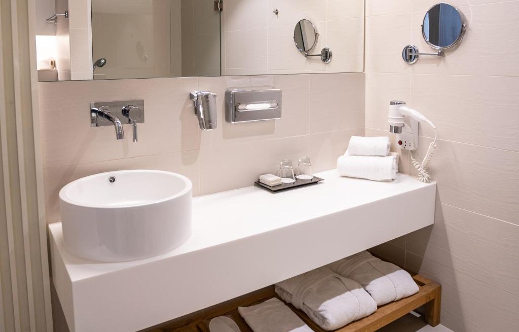 Двухместный (Улучшенный двухместный номер с 2 отдельными кроватями и доступом в спа-центр) отеля Hedon Spa & Hotel, Пярну
