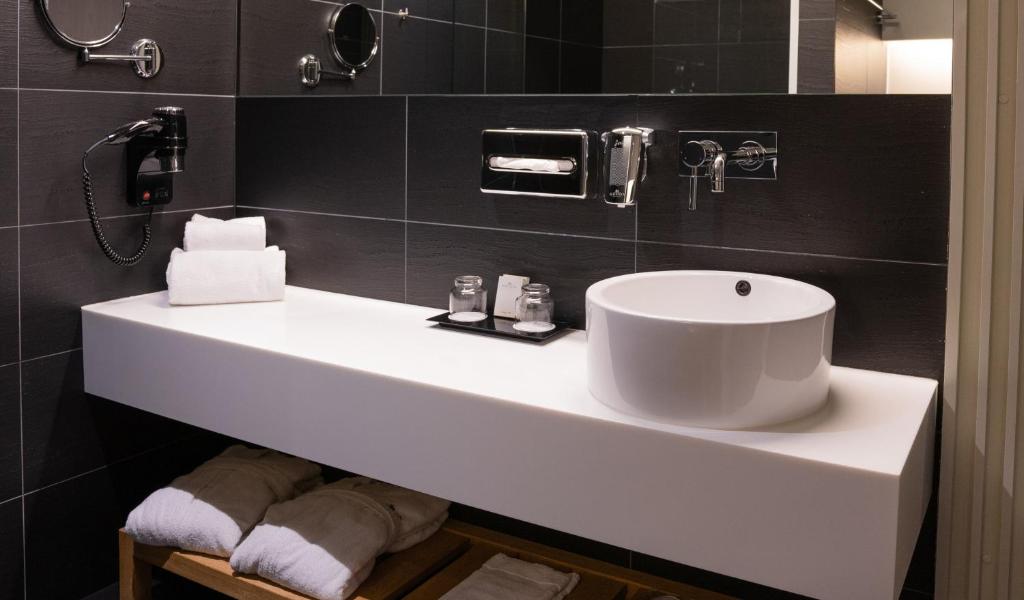 Двухместный (Улучшенный двухместный номер с 1 кроватью и доступом в спа-центр) отеля Hedon Spa & Hotel, Пярну