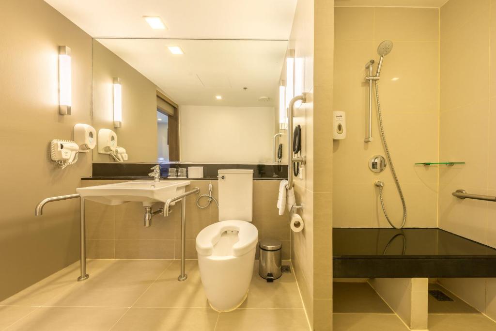 Двухместный (Accessible Twin Room with Balcony), Отель Holiday Inn Express Bangkok Sathorn