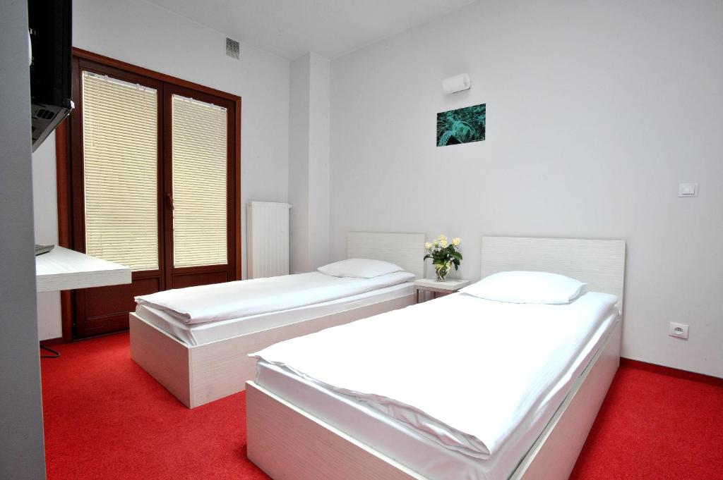 Двухместный (Стандартный двухместный номер с 2 отдельными кроватями) хостела Hostel Promenada, Жешув
