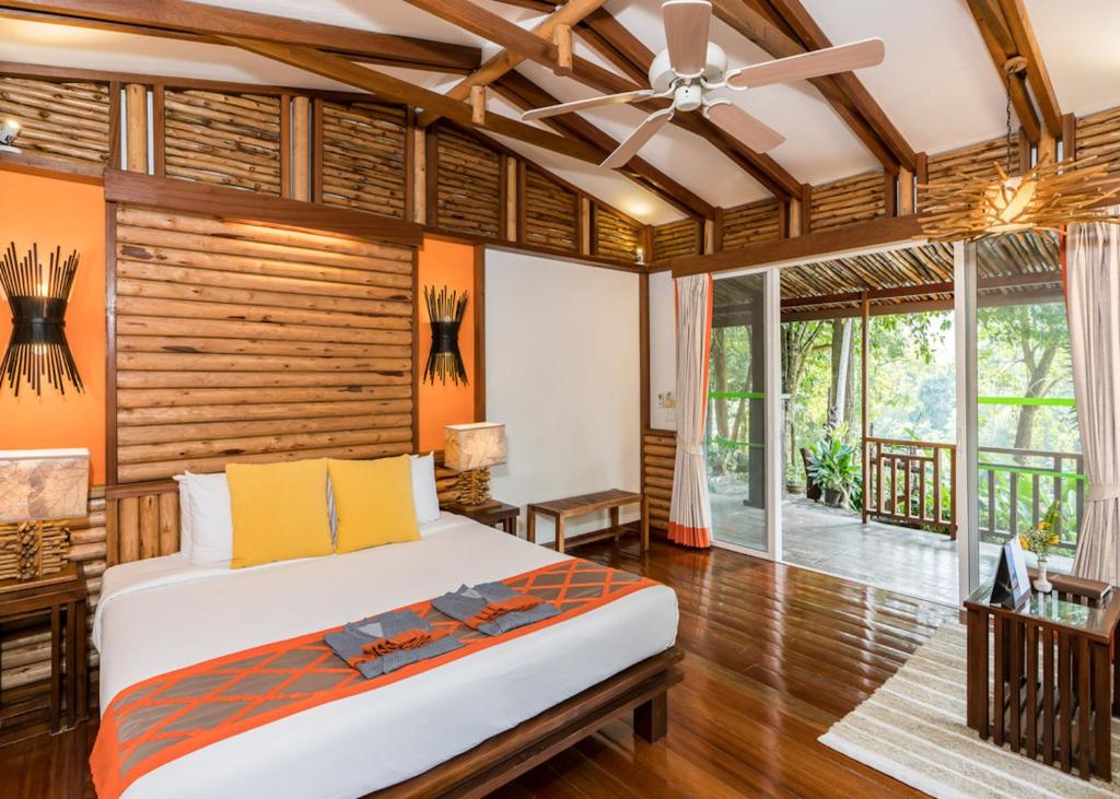 Двухместный (Двухместный номер Делюкс с 1 кроватью или 2 отдельными кроватями и видом на реку) курортного отеля Home Phutoey River Kwai Resort, Канчанабури