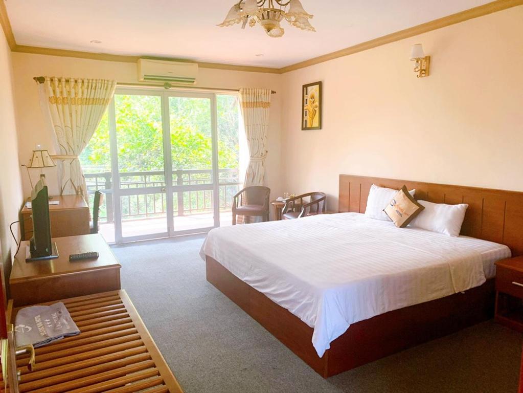 Двухместный (Двухместный номер Делюкс с 1 кроватью и балконом) отеля Hoang Mai Hotel, Куангнгай