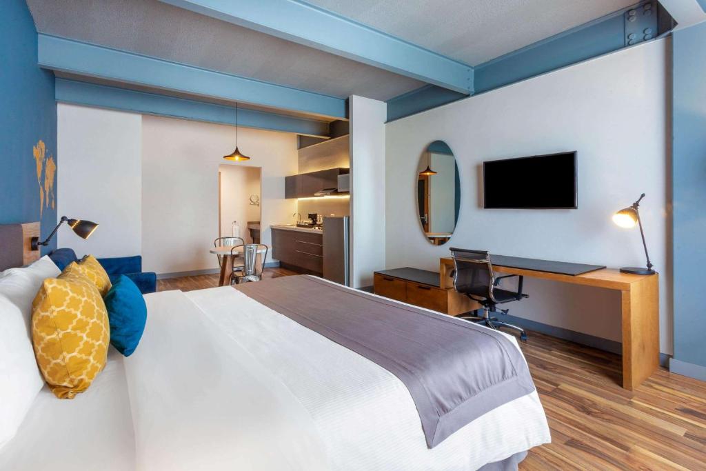 Двухместный (Номер в лофте с кроватью размера «king-size» - Для некурящих) отеля Smart Suites EBH, Сан-Луис-Потоси