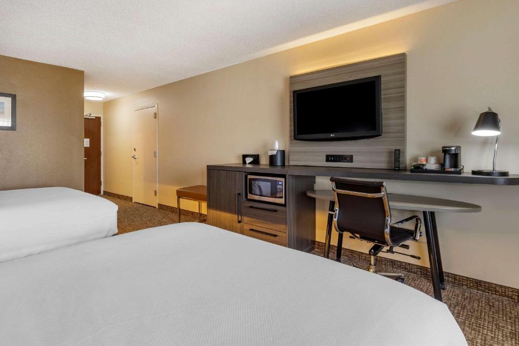 Семейный (Queen Room with Two Queen Beds and Tub - Accessible/Non-Smoking) отеля Comfort Inn & Suites North Dallas-Addison, Даллас