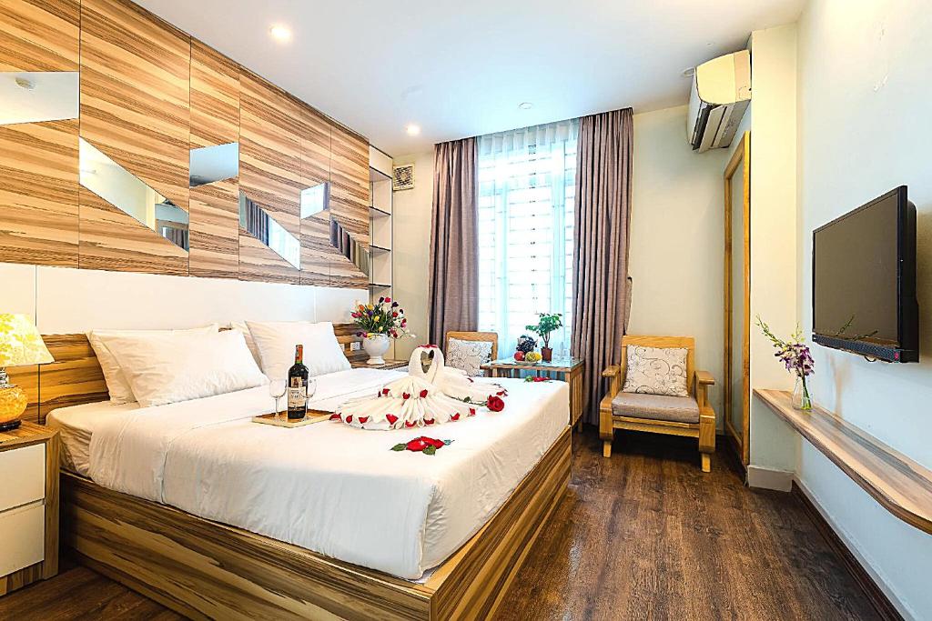 Двухместный (Номер Делюкс с кроватью размера «king-size») отеля An Phu Hotel, Ханой