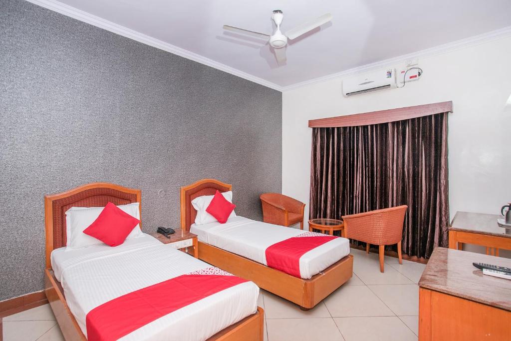 Трехместный (Трехместный номер Делюкс) отеля OYO 592 Hotel Chetan International, Бангалор