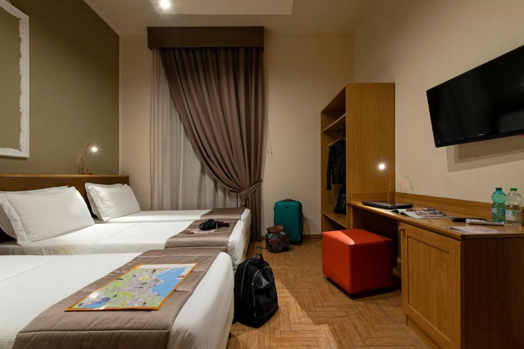 Трехместный (Трехместный номер) отеля Grand Hotel Europa & Restaurant - Sea Hotels, Неаполь