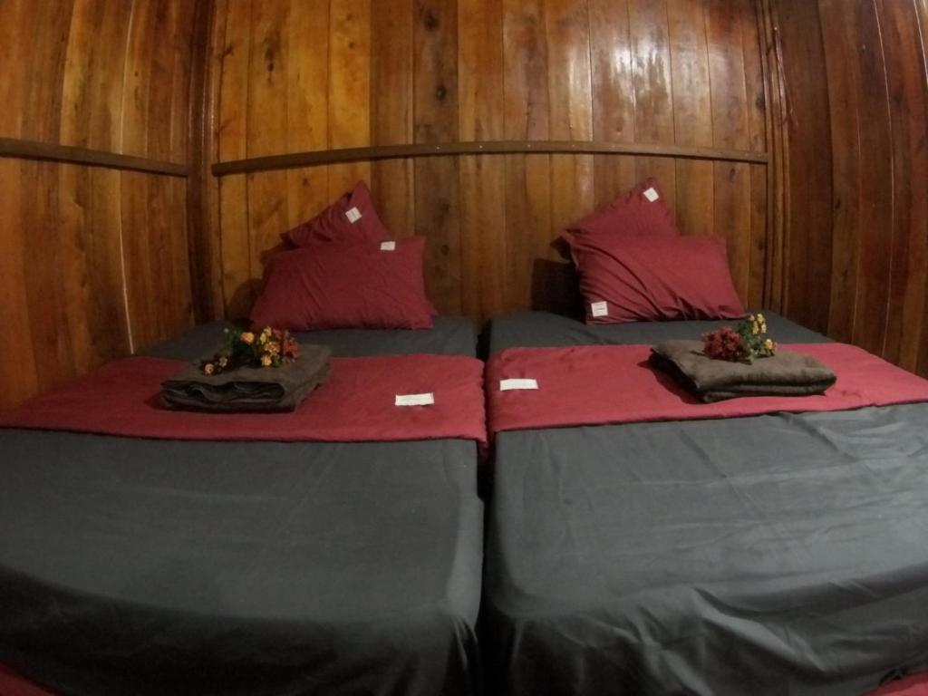 Двухместный (Двухместный номер с 1 кроватью, вид на озеро) семейного отеля Ba Bể Dragon House, Баккан