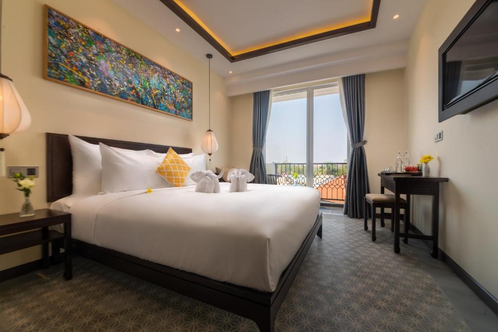 Двухместный (Deluxe City View with Balcony - Double Bed) отеля Hoi An Merrily Hotel, Хойан