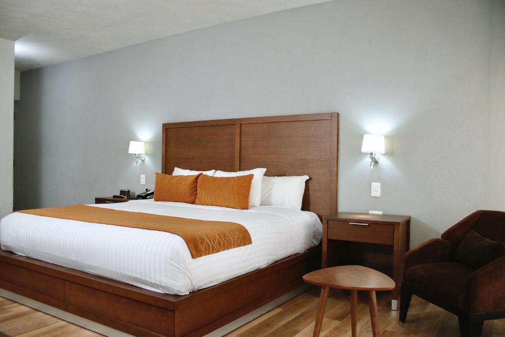 Двухместный (Стандартный номер с кроватью размера «king-size» – Для некурящих) отеля Comfort Inn Monterrey Valle, Монтеррей