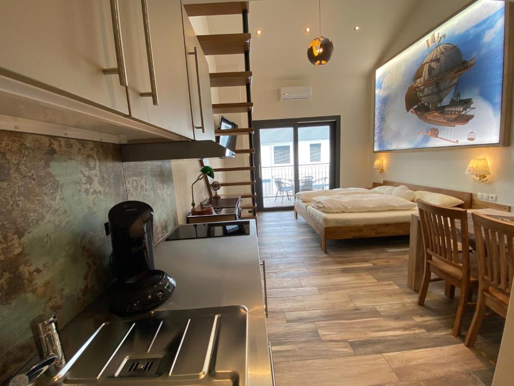 Студио (Номер-студио с балконом), Avalon Guest House with terrace