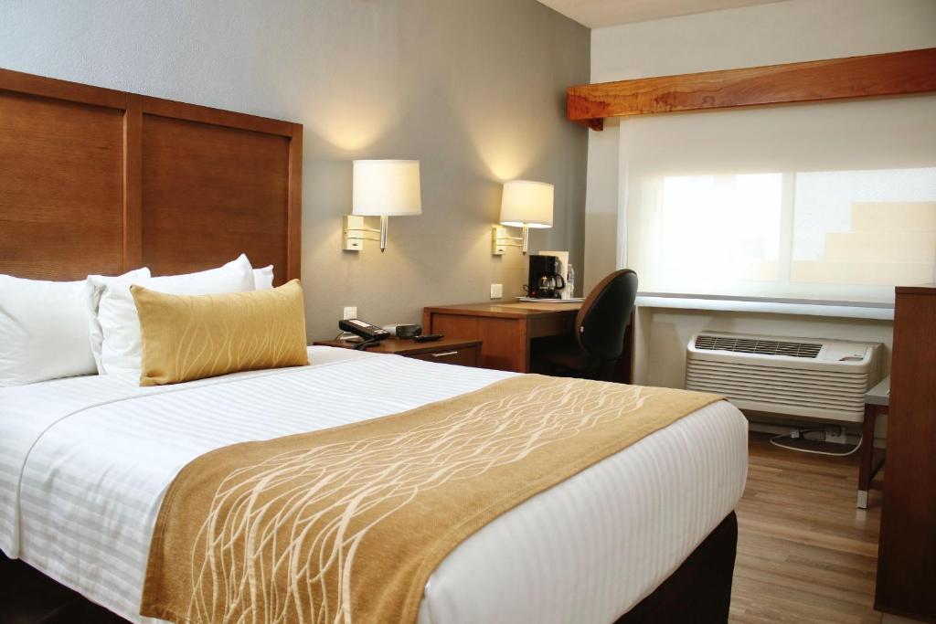 Двухместный (Стандартный двухместный номер с 1 кроватью — Для некурящих) отеля Comfort Inn Monterrey Valle, Монтеррей