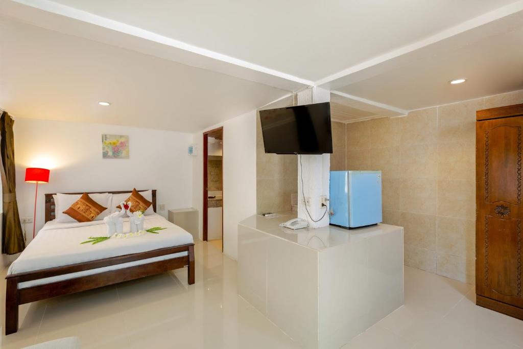 Двухместный (Улучшенный двухместный номер с 1 кроватью) курортного отеля Club Bamboo Boutique Resort & Spa, Пхукет
