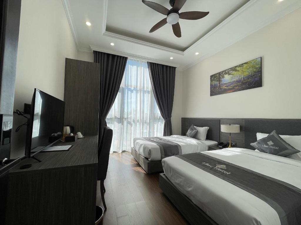 Двухместный (Двухместный номер с 2 отдельными кроватями и балконом) отеля Khách sạn LiLac Hotel Đà Lạt, Далат