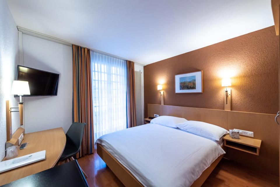 Двухместный (Двухместный номер с 1 кроватью или 2 отдельными кроватями, вид на город) отеля Les Negociants, Веве