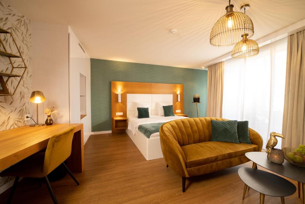 Сьюит (Люкс с кроватью размера «king-size») отеля Van der Valk Hotel Beveren, Антверпен