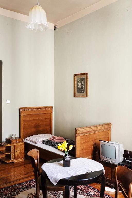 Двухместный (Двухместный номер с 2 отдельными кроватями и собственной ванной комнатой) хостела Hostel Mleczarnia, Вроцлав