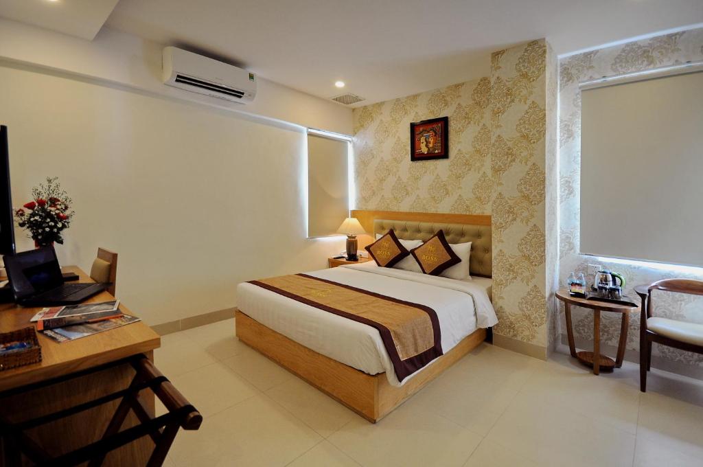 Двухместный (Двухместный номер Делюкс с 1 кроватью или 2 отдельными кроватями и частичным видом на море) отеля Boss Hotel, Нячанг