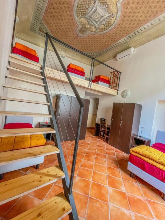 Номер (Кровать в общем номере для мужчин и женщин с 5 кроватями.) хостела Emerald Palace, Флоренция