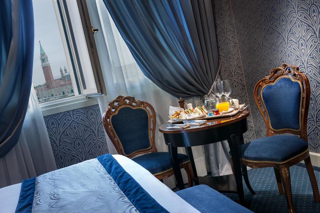 Двухместный (Двухместный номер Делюкс с 1 кроватью или 2 отдельными кроватями, вид на лагуну) отеля Hotel Londra Palace, Венеция