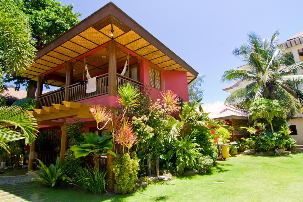 Сьюит (Люкс «Премьер») курортного отеля Boracay Tropics Resort Hotel, Боракай