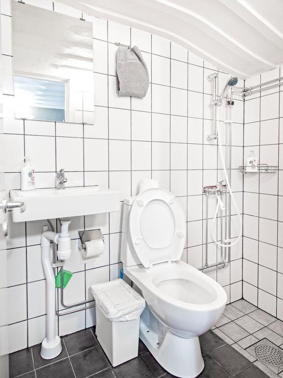Трехместный (Трехместный номер с собственной ванной комнатой (без окон)) хостела Mosebacke Hostel, Стокгольм