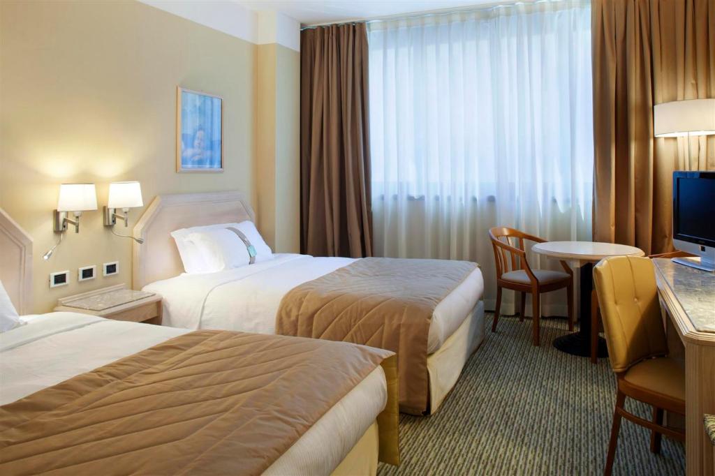 Двухместный (Стандартный номер с 2 двуспальными кроватями) отеля Holiday Inn Naples, Неаполь