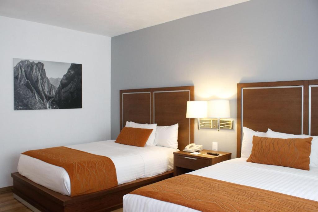 Двухместный (Двухместный номер с 2 двуспальными кроватями - Для некурящих) отеля Comfort Inn Monterrey Valle, Монтеррей