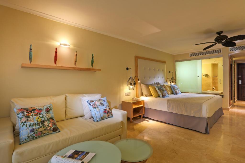 Сьюит (Улучшенный люкс с видом на море) курортного отеля Grand Palladium Palace Resort Spa - Все включено, Пунта-Кана