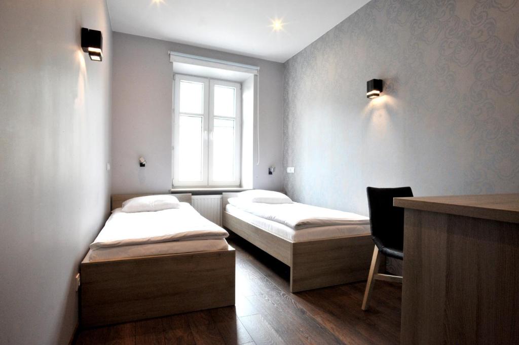 Двухместный (Улучшенный двухместный номер с 2 отдельными кроватями) хостела Hostel Promenada, Жешув